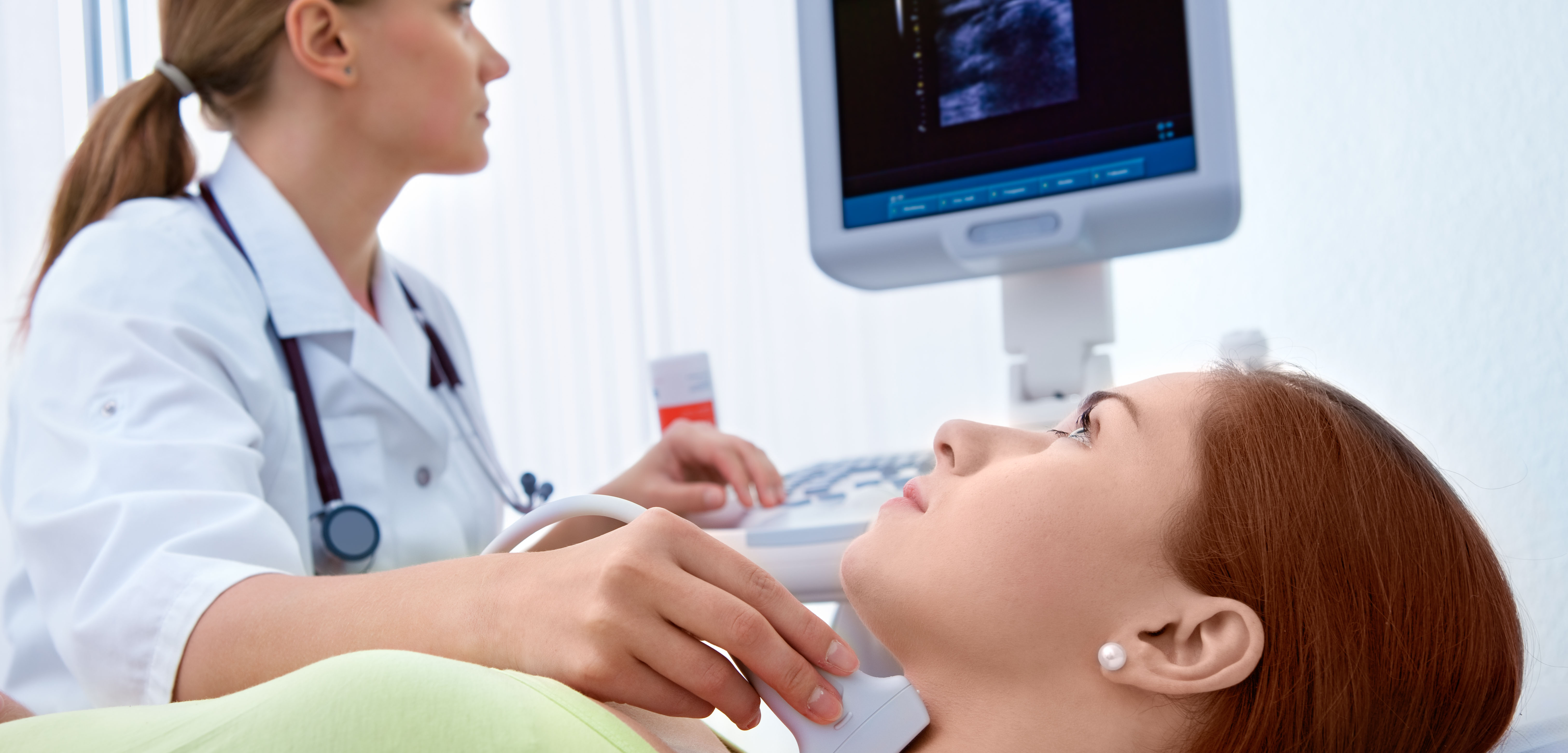 Допплерография ребенку. Датчик УЗИ для щитовидной железы. Сонография щитовидной железы. Ультразвук щитовидной железы.